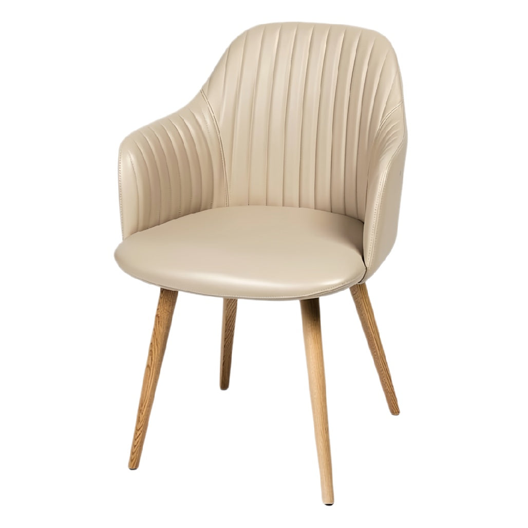 **Moderne leren stoel met houten poten en gestroomlijnd ontwerp**